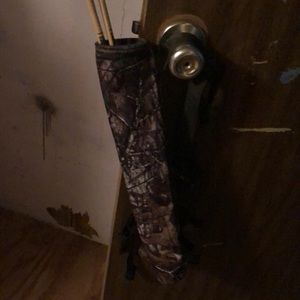 holder for arrows it comes with three arrows